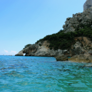 Miete dein eigenes Motorboot führerscheinfrei und besuche die berühmte Bucht Cala Goloritzè in Ostsardinien