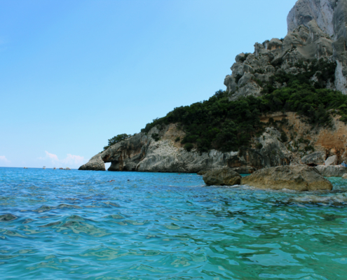 Miete dein eigenes Motorboot führerscheinfrei und besuche die berühmte Bucht Cala Goloritzè in Ostsardinien