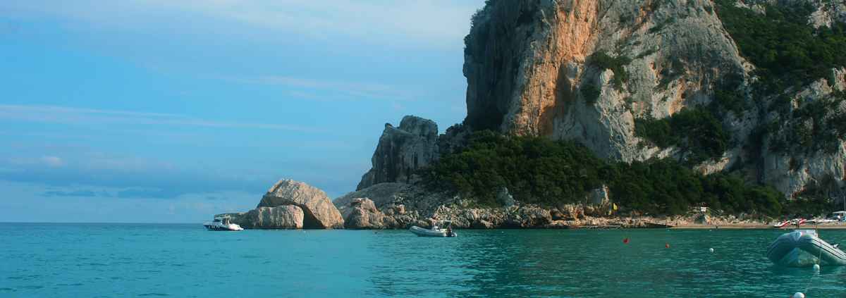 Motorboot ohne Führerschein mieten bei Hochzeit-Catering-Sardinien