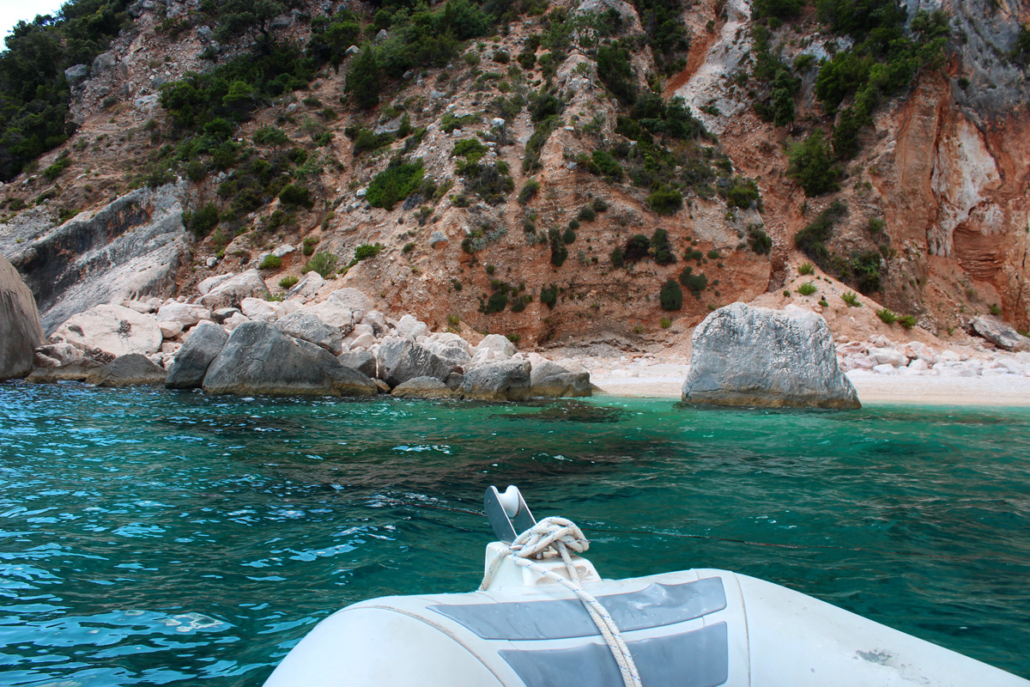 Cala Mariolu zum gelungenen Sardinienurlaub gehört ein Motorboot-Ausflug entlang der Ostküste im Golf von Orosei