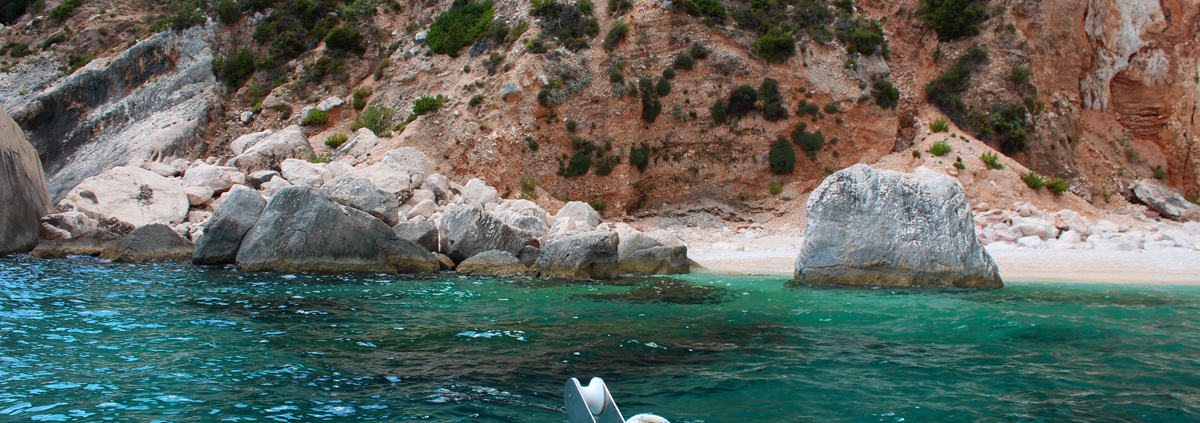 Cala Mariolu zum gelungenen Sardinienurlaub gehört ein Motorboot-Ausflug entlang der Ostküste im Golf von Orosei