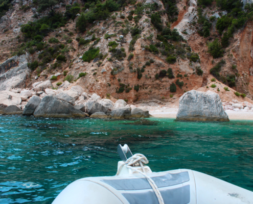 Cala Mariolu zum gelungenen Sardinienurlaub gehört ein Motorboot-Ausflug entlang der Ostküste im Golf von Orosei