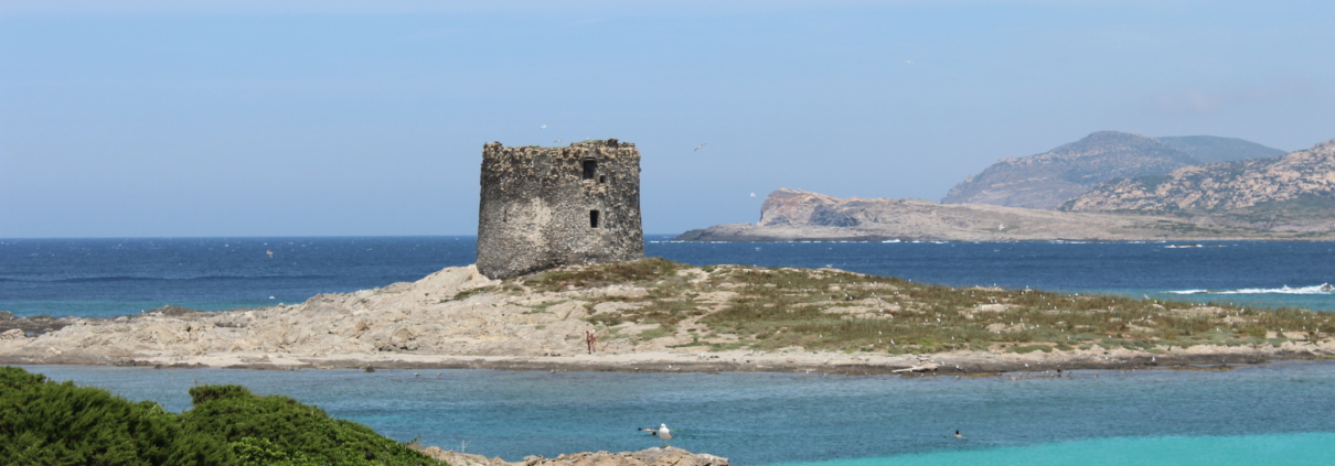 Der Strand la Pellosa auf der Halbinsel Stintino in Nordwestsardinien ist ein spektakulärer Ort zum Heiraten auf Sardinien