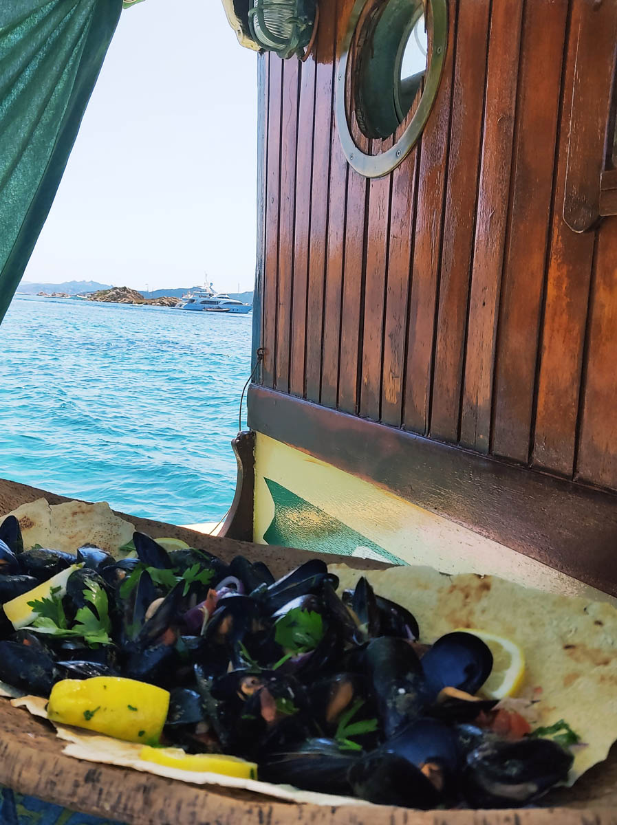 Motorboottour mit eigenem Kapitän im Maddalena Archipel bei hochzeit-catering-sardinien.com