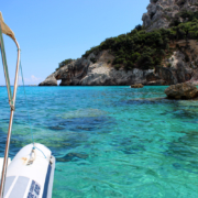 Miete dein eigenes Motorboot ohne Führerschein bei Hochzeit-Catering-Sardinien