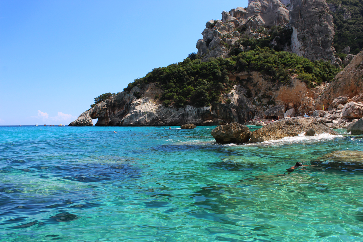 40PS-Motorboot chartern ohne Boots-Führerschein im Golf von Orosei, Ostsardinien