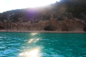 Miete dein eigenes Motorboot ohne Führerschein mieten bei Hochzeit-Catering-Sardinien