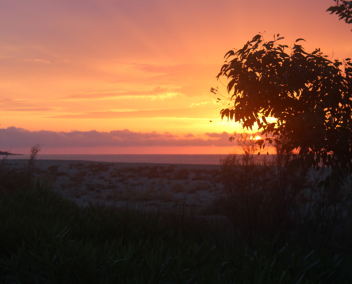 Reite in den Sonnenaufgang am Golfo di Orosei in Ostsardinien