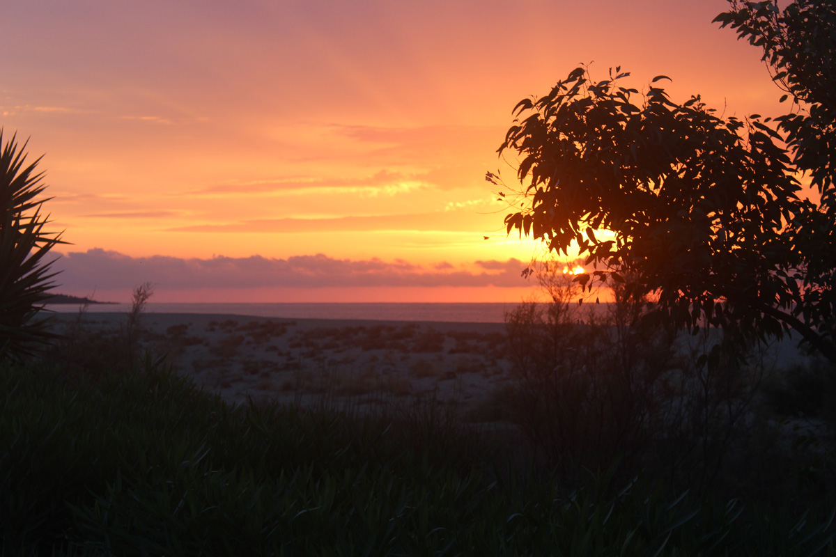 Reite in den Sonnenaufgang am Golfo di Orosei in Ostsardinien