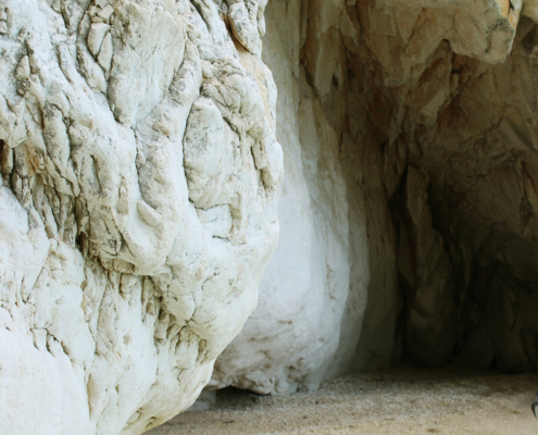 Grotte Cala Sisine mit Kieselsand an der Küste im Golf von Orosei