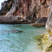 Miete dein eigenes Motorboot ohne Führerschein für den Motorboot-Trip an Sardiniens Ostküste zur Cala Sisine