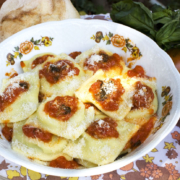 Ravioli mit Ricottafüllung und Tomatensoße
