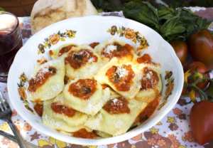 Ravioli mit Ricottafüllung und Tomatensoße