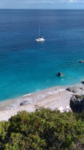 Bootstrips entlang vom Land unzugänglicher Küsten Sardiniens