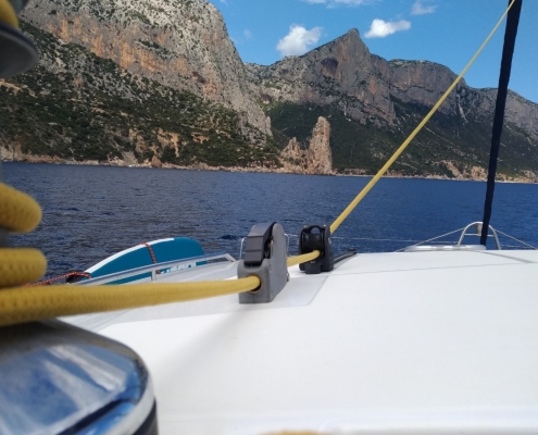 Bootstrips mit der Motorjacht entlang Sardiniens Küsten