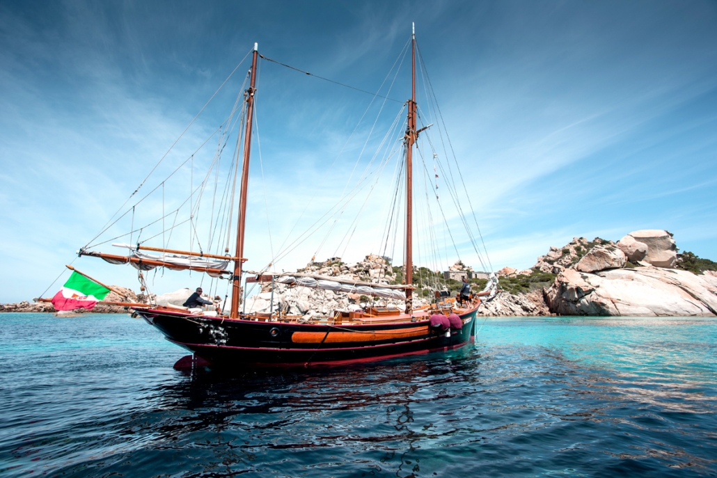 Buche deinen Segeltörn auf einem antiken Segelschoner durch das Maddalena-Archipel in Sardinien zum Bestpreis