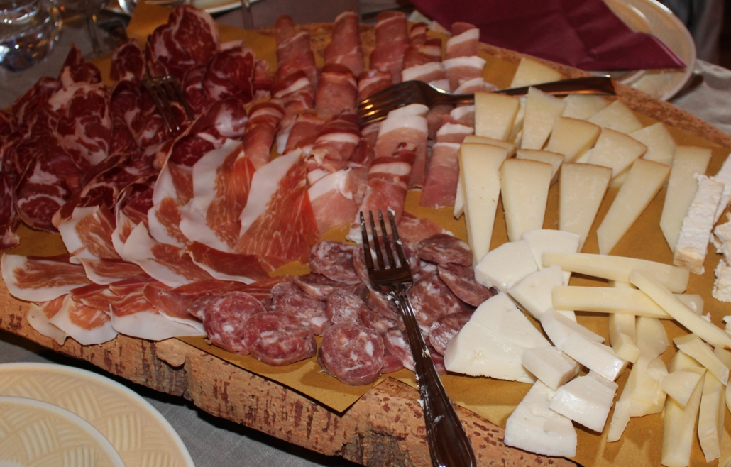 Salami und Schafskäse sind beliebte Antipasti in Sardinien