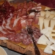 Salami und Schafskäse sind beliebte Antipasti in Sardinien