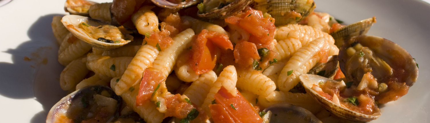 Sardische Gnocchi heißen Malloreddus und sind eine beliebte Speise beim Sardiniencatering