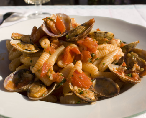 Sardische Gnocchi heißen Malloreddus und sind eine beliebte Speise beim Sardiniencatering