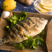 gefüllter, gegrillter Fisch gehört zu fast jedem Hochzeitsmenü in Sardinien