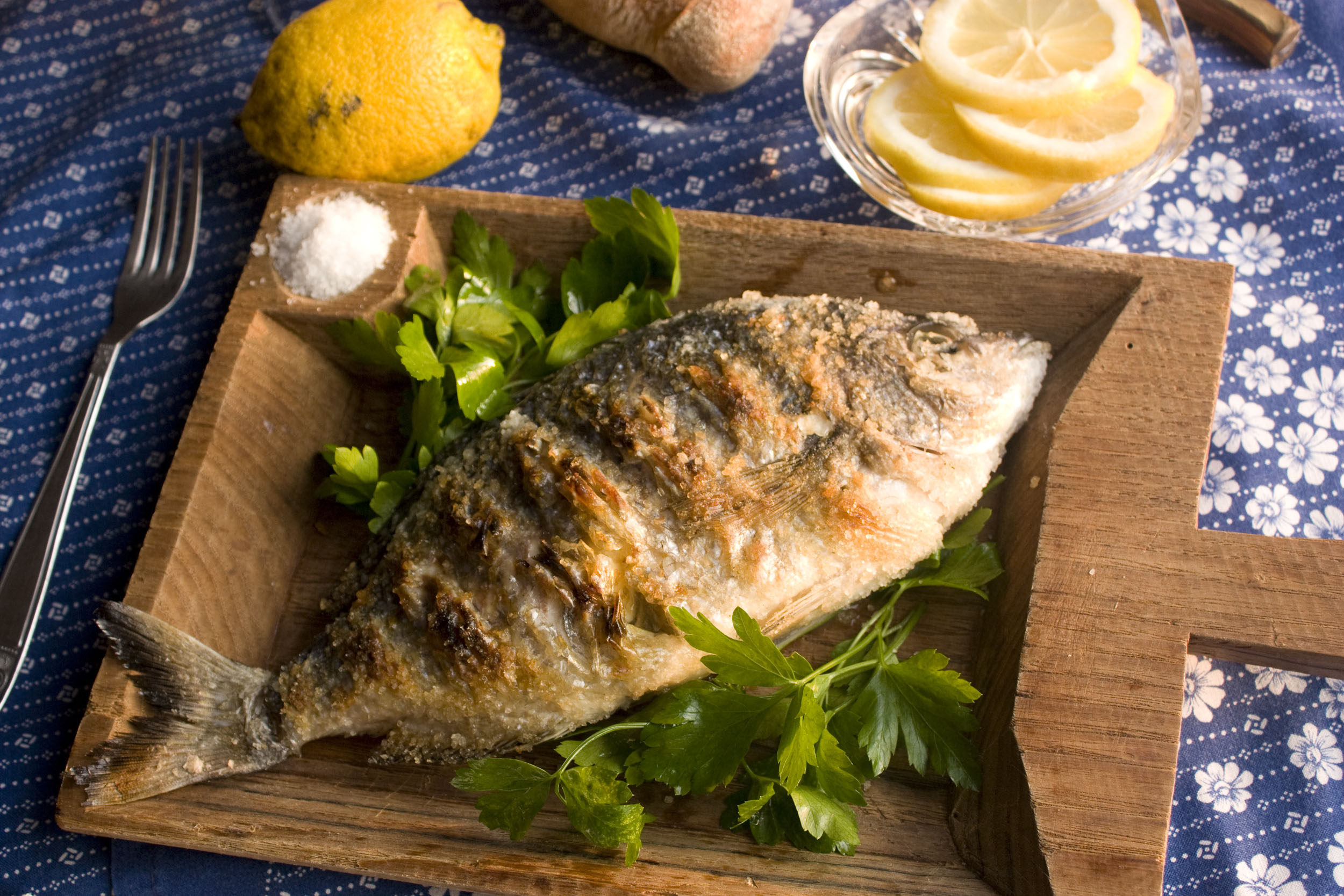 gefüllter, gegrillter Fisch gehört zu fast jedem Hochzeitsmenü in Sardinien