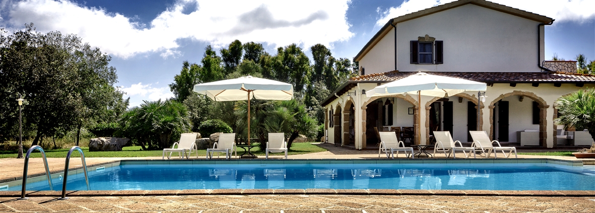Luxusvilla Ansicht mit Pool in Nord-West Sardinien, Alghero - bei Hochzeit-Catering-Sardinien zum Bestpreis buchen